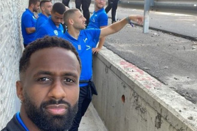 Jogadores de Israel deixam ônibus em estrada e se protegem de mísseis