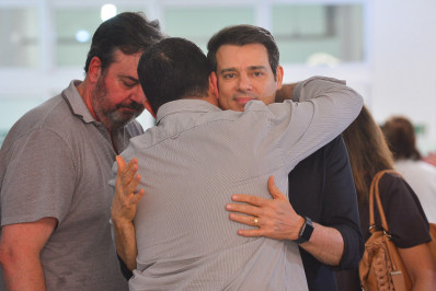 Familiares e amigos dão último adeus a Roberto Manzoni, ex-diretor do SBT, em São Paulo