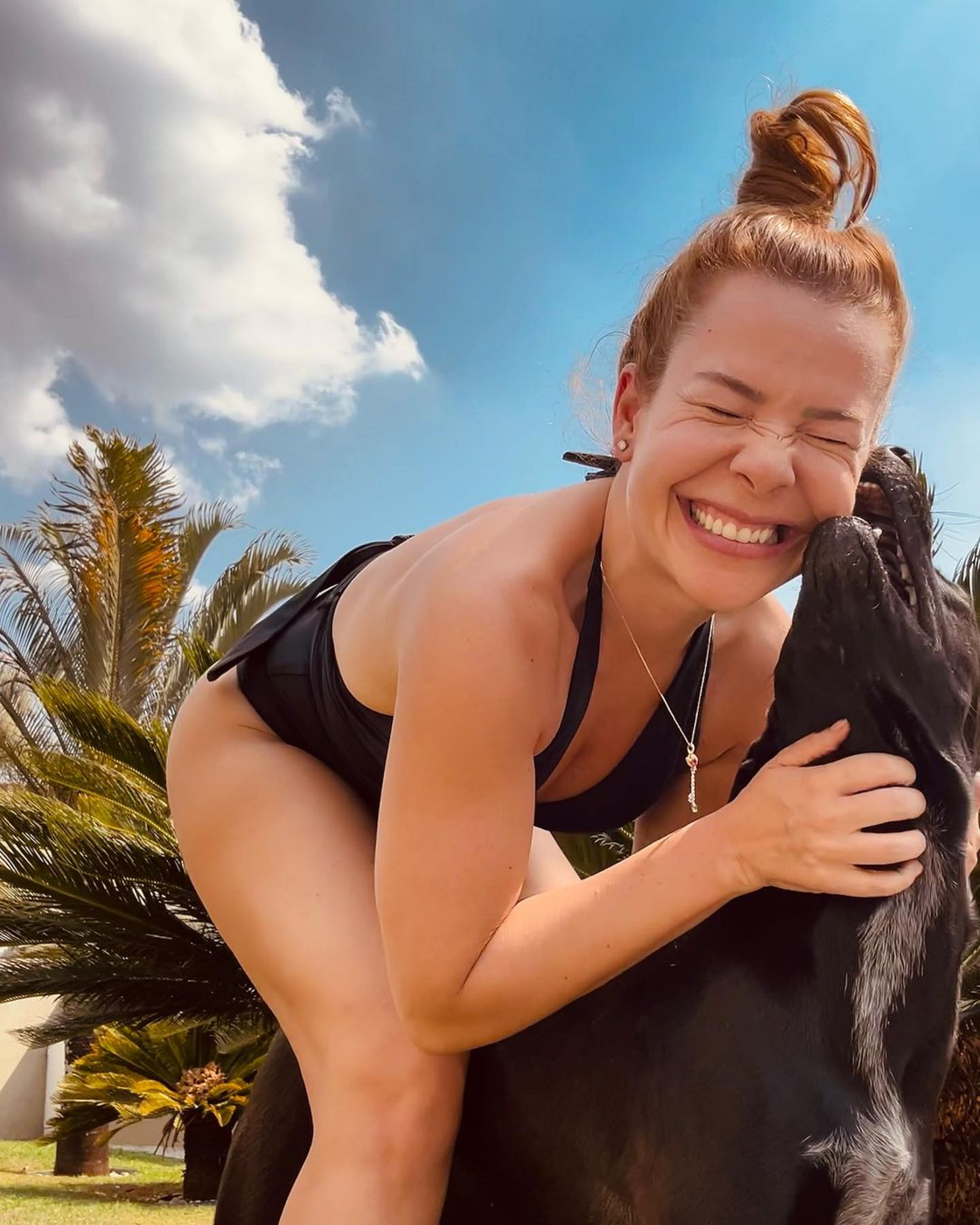 Fernanda Souza tenta mostrar roupa nova e acaba se divertindo com sua cachorrinha - Reprodu&ccedil;&atilde;o/Instagram