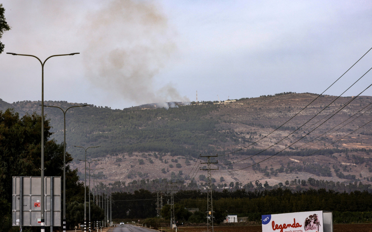 Fumaça sobe após ataque de Israel perto da fronteira do país com o Líbano