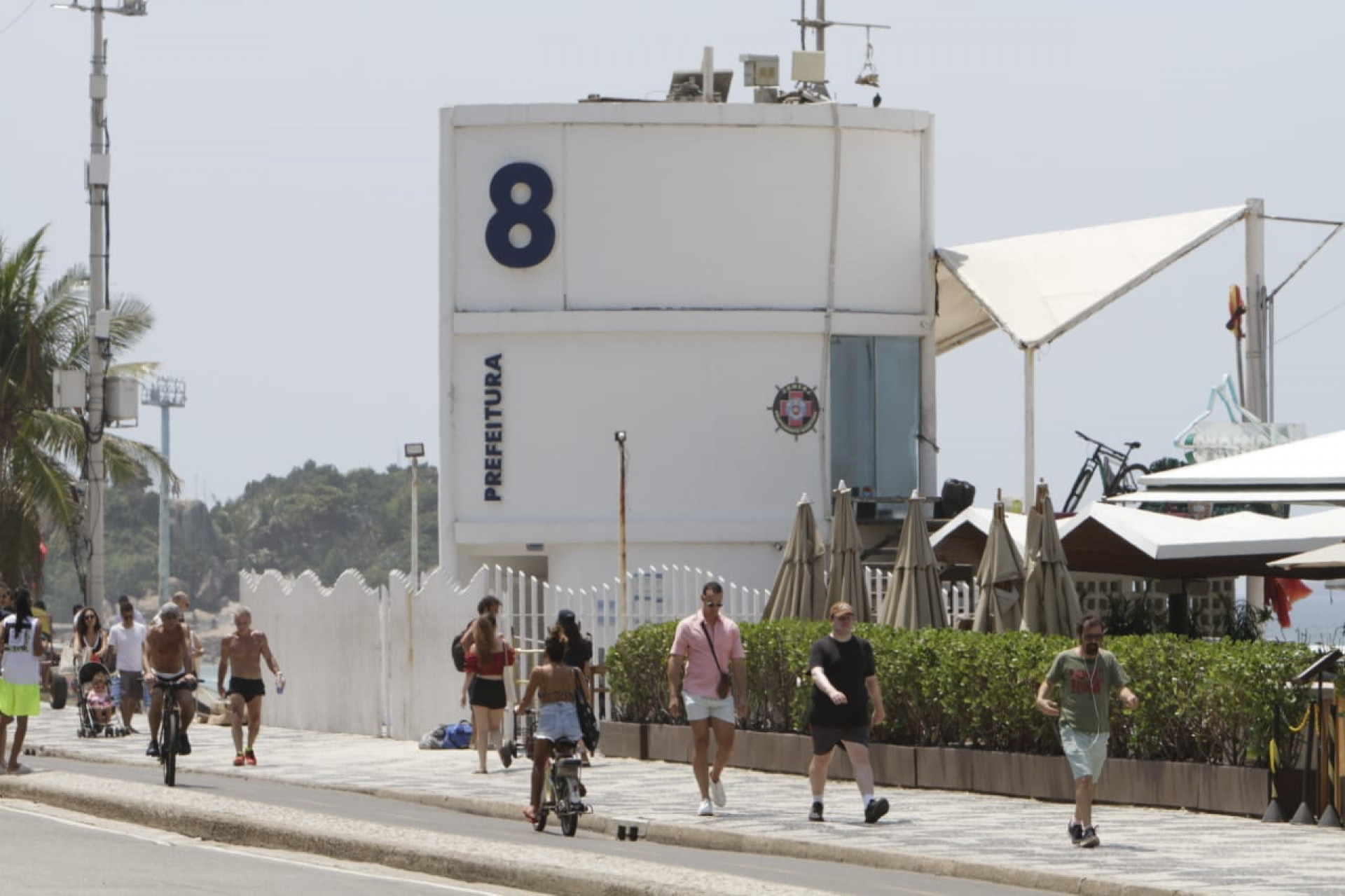 Diversas pessoas aproveitaram o tempo firme para passear pela orla da praia - Marcos Porto / Agência O Dia