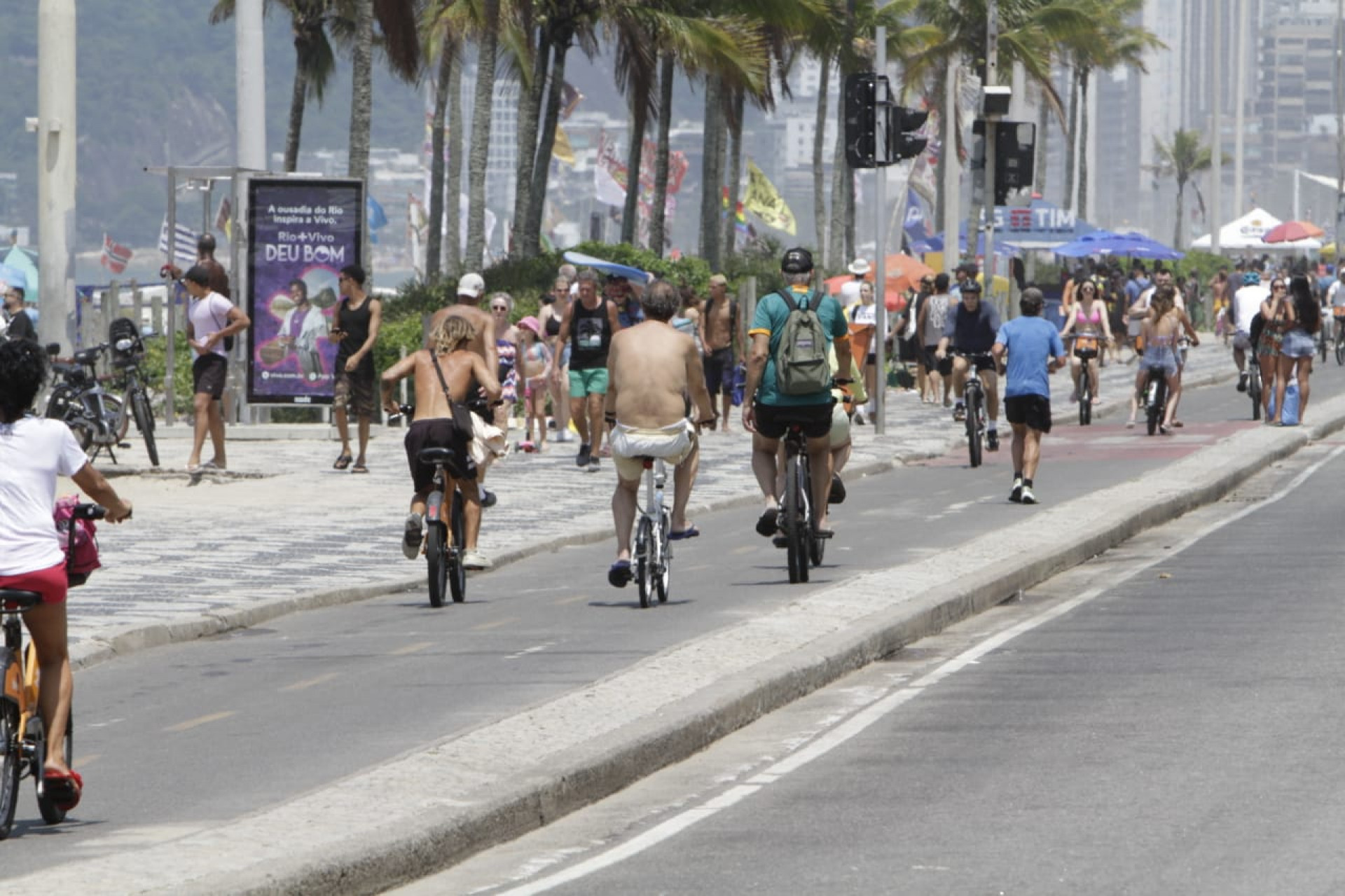 Diversas pessoas aproveitaram o tempo firme para passear pela orla da praia - Marcos Porto / Agência O Dia