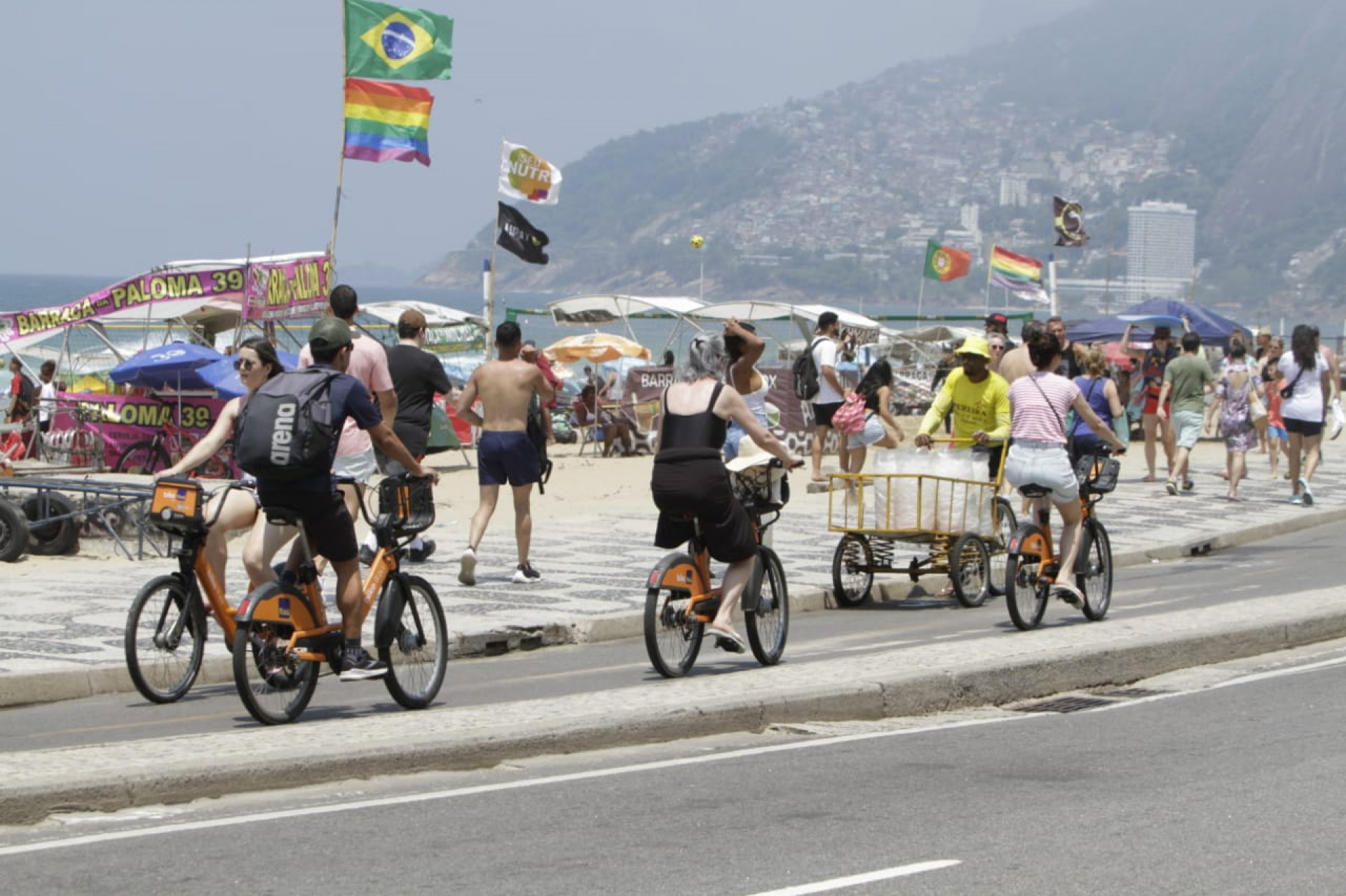 Diversas pessoas aproveitaram o tempo firme para passear pela orla da praia - Marcos Porto / Agência O Dia