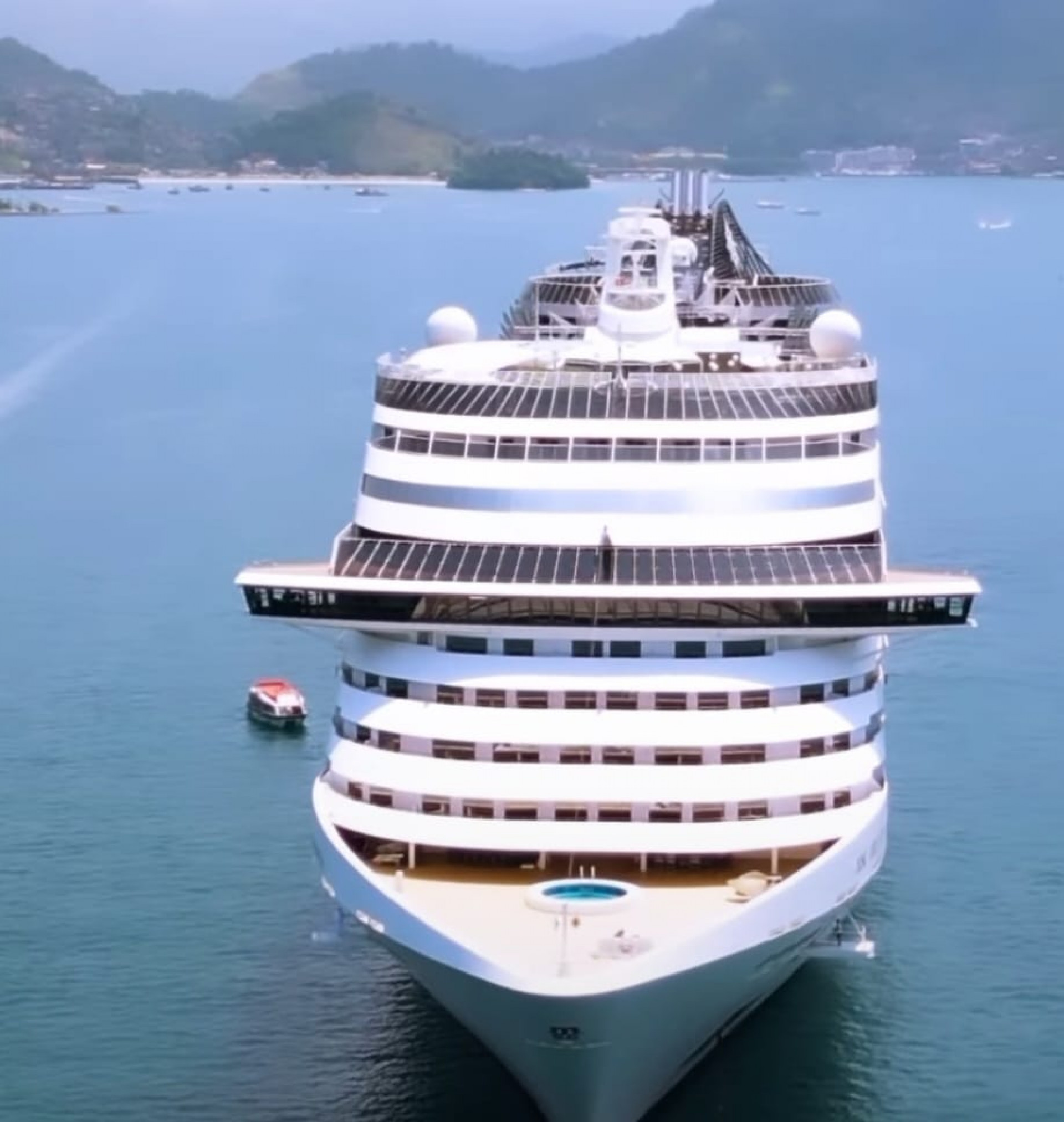 Navio com 3.504 turistas desembarcados nessa sexta-feira(10) no cais de Santa Luzia, no centro de Angra. 