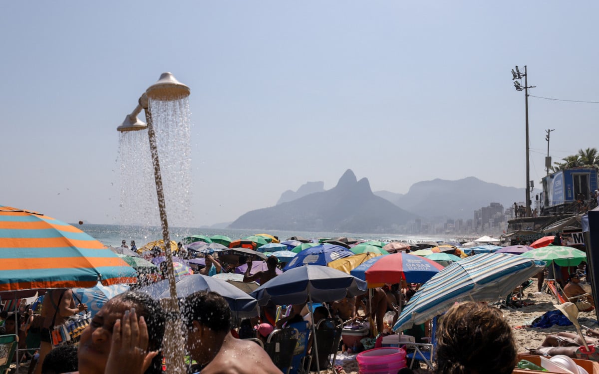 Clima Tempo - Movimentação na Praia de Ipanema, na Zona Sul do Rio de Janeiro neste domingo (12). Fotos : Renan Areias / Agência O Dia

 - Renan Areias / Agência O Dia