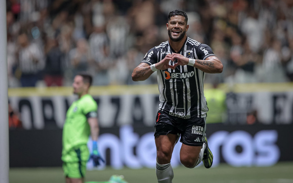 Hulk decide novamente, faz gol histórico, e Atlético vence o Goiás