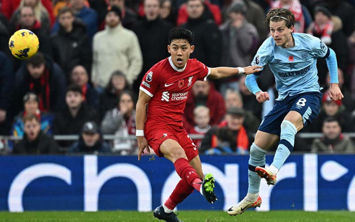 Brentford's Danish midfielder #08 Mathias Jensen (R) vies with Liverpool's Japanese midfielder #03 Wataru Endo (L) during the English Premier League football match between Liverpool and Brentford at Anfield in Liverpool, north west England on November 12, 2023. (Photo by Paul ELLIS / AFP) / RESTRICTED TO EDITORIAL USE. No use with unauthorized audio, video, data, fixture lists, club/league logos or 'live' services. Online in-match use limited to 120 images. An additional 40 images may be used in extra time. No video emulation. Social media in-match use limited to 120 images. An additional 40 images may be used in extra time. No use in betting publications, games or single club/league/player publications. /  (Photo by PAUL ELLIS/AFP via Getty Images)