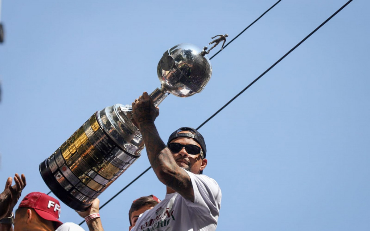 Felipe Melo, ex-Fluminense, levantando o troféu da Libertadores conquistado em 2023 - Renan Areias / Agência O Dia