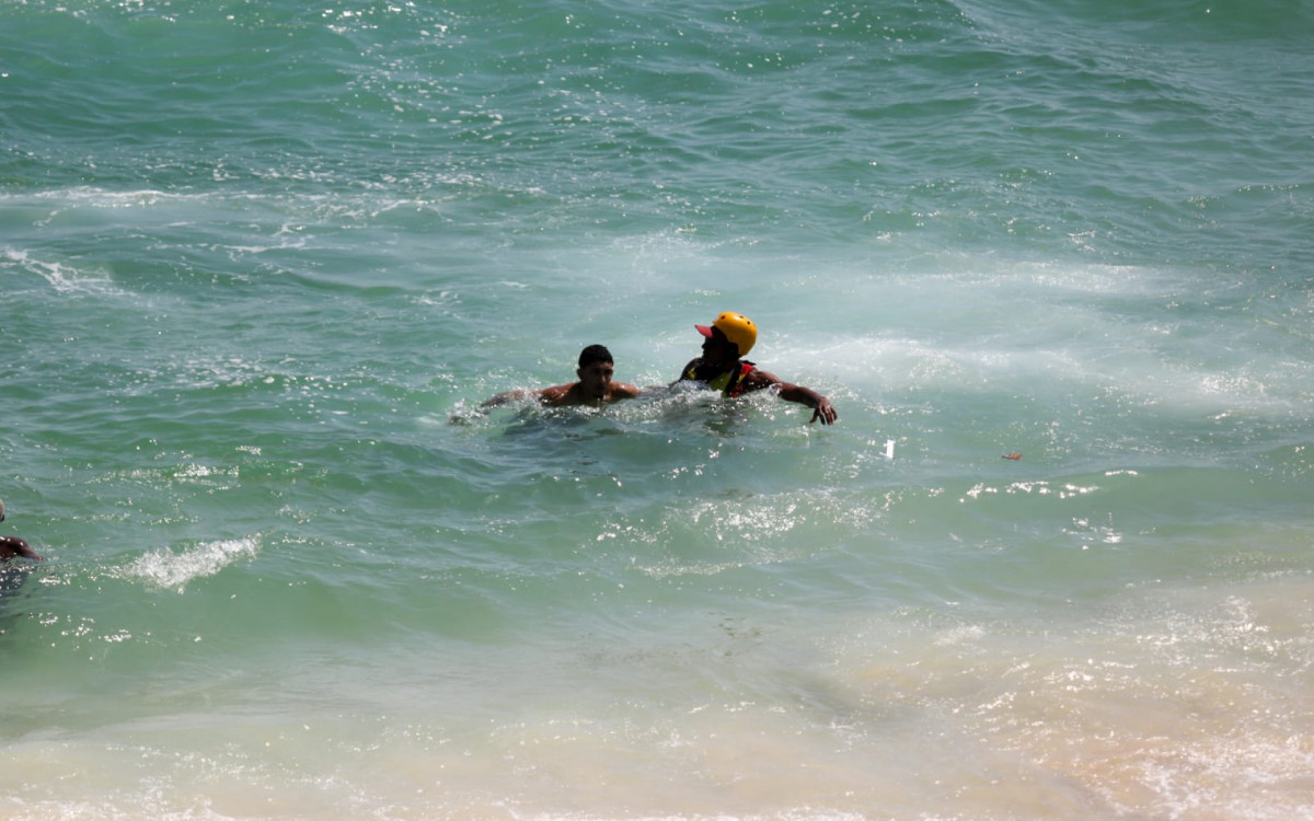 Bombeiros realizaram resgate de banhista em Ipanema
