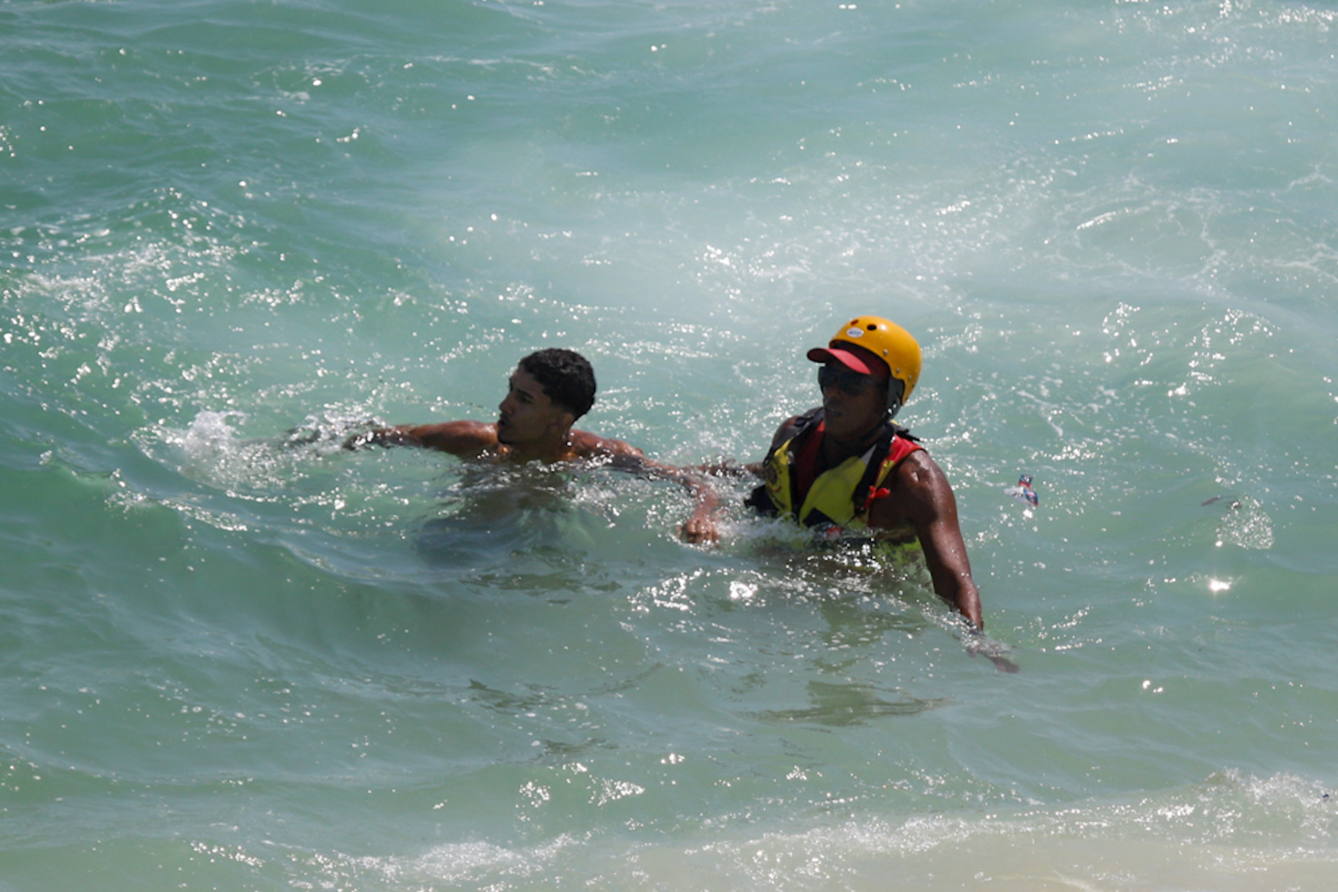 Bombeiros fazem mais de 900 resgates mar&iacute;timos nas praias do Rio de Janeiro neste fim de semana
 - Renan Areias / Ag&ecirc;ncia O Dia
