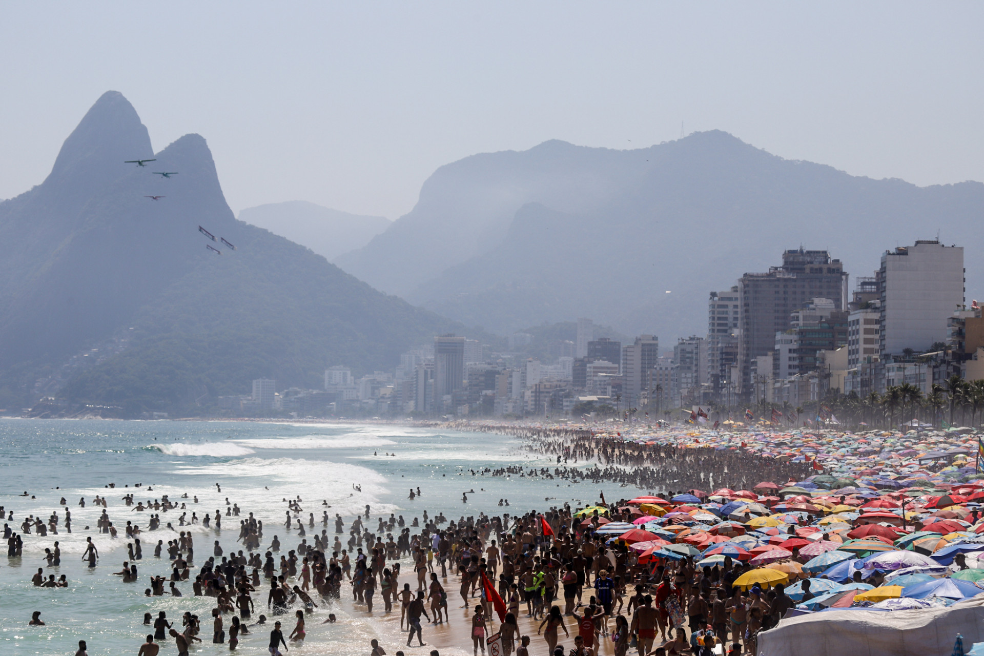 Banhistas aproveitam a praia de Ipanema, na Zona Sul do Rio, no dia mais quente do ano
 - Renan Areias 