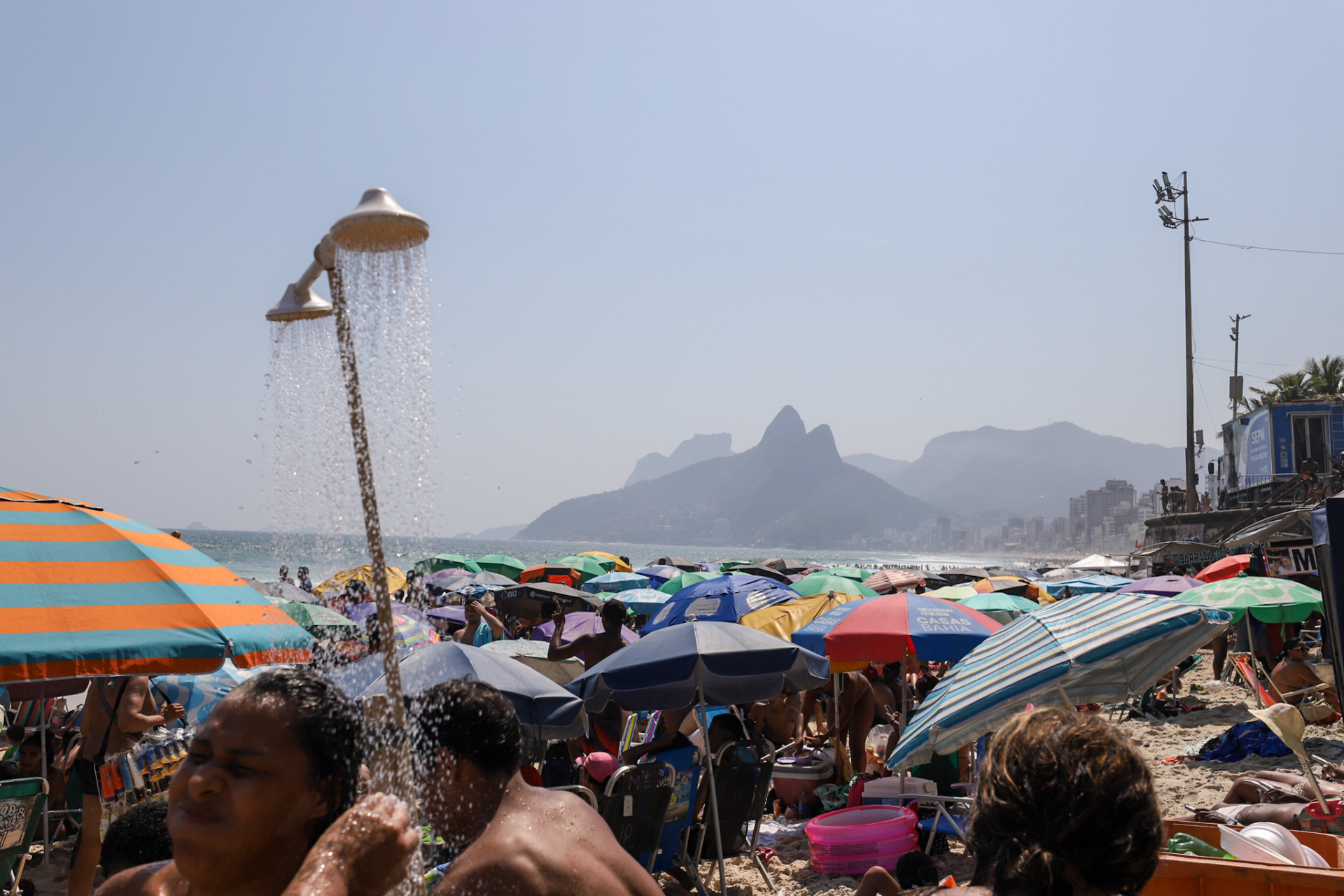 Banhistas aproveitam a praia de Ipanema, na Zona Sul do Rio, no dia mais quente do ano

 - Renan Areias / Ag&ecirc;ncia O Dia