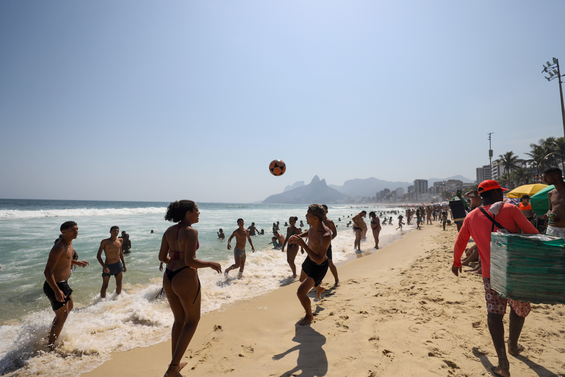 Banhistas aproveitam a praia de Ipanema, na Zona Sul do Rio, no dia mais quente do ano

 - Renan Areias / Ag&ecirc;ncia O Dia