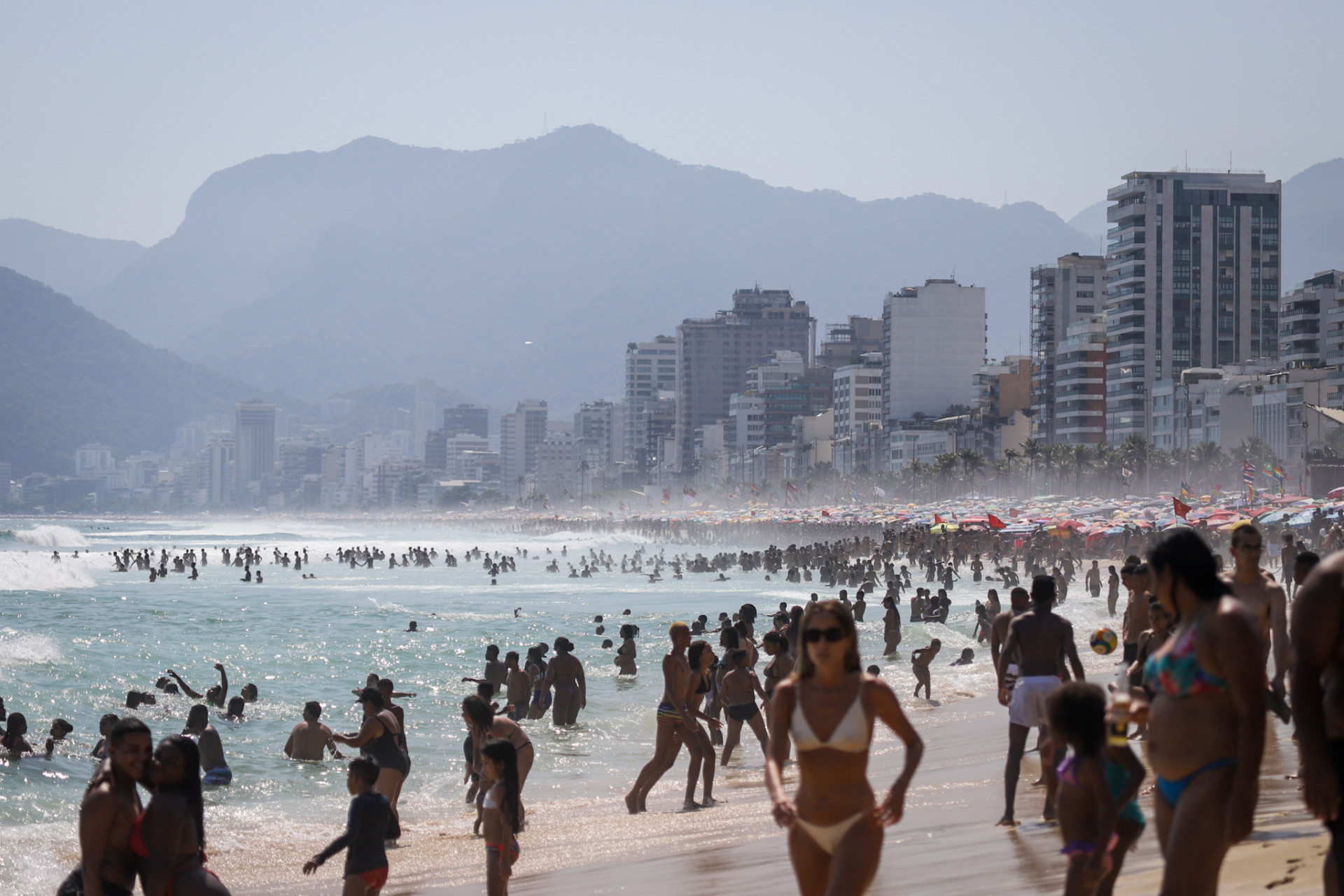 Banhistas aproveitam a praia de Ipanema, na Zona Sul do Rio, no dia mais quente do ano
 - Renan Areias / Ag&ecirc;ncia O Dia