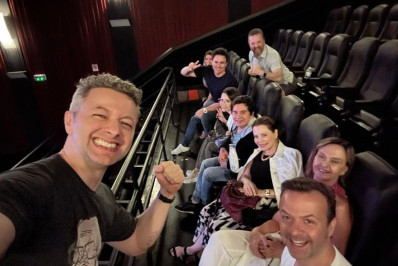 Após fim de casamento com Sandy, Lucas Lima vai ao cinema com cantora e ex-sogros