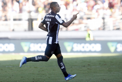 Victor Sá mostra carinho pela torcida em despedida do Botafogo