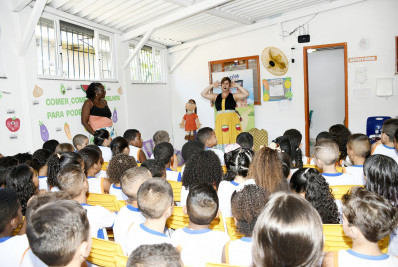 Teatro educativo leva alegria e aprendizado para os alunos de Nova Iguaçu