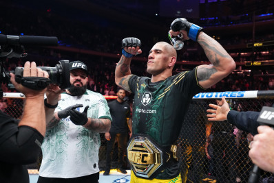 Alex Poatan conquista cinturão dos meio-pesados do UFC em combate histórico