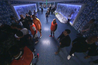 Dirigente do Corinthians tenta invadir sala do VAR vazia na Arena do Grêmio