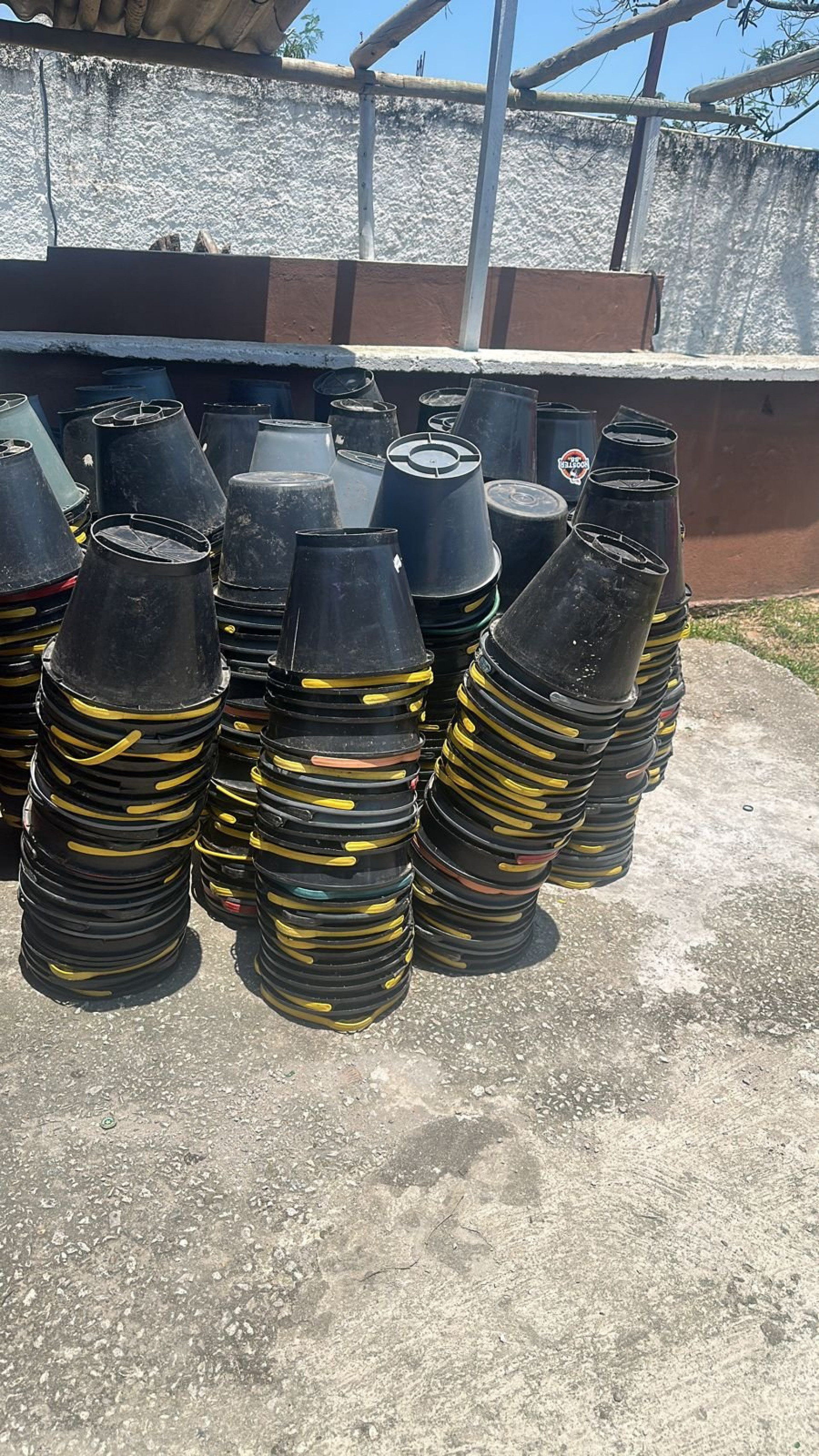 PM encontrou diversos baldes no sítio onde aconteria o show 