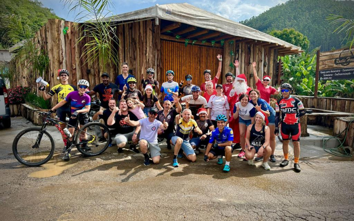 Grupo de ciclistas na ação de distribuição dos brinquedos arrecadados pela campanha Bike Noel de 2022