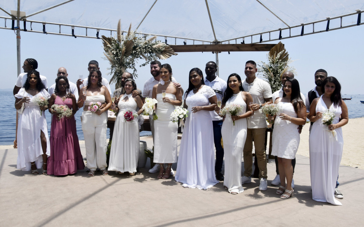 Magé realiza casamento comunitário em cartão postal