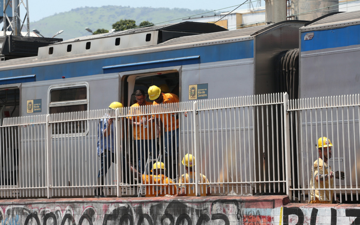 Composições de trem da supervia batem em Madureira e vagão descarrilha.
na Estação de Madureira nesta segunda-feira (13)