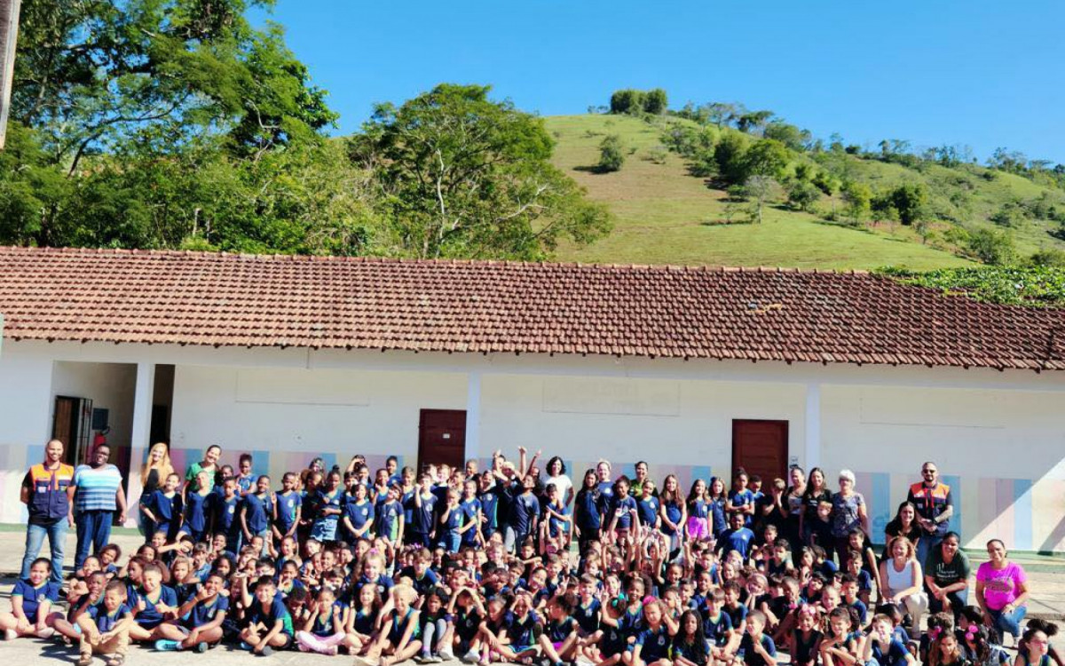 Agir corretamente em uma emergência é fundamental para garantir a segurança das pessoas, principalmente em um ambiente escolar.