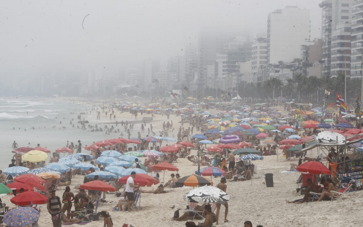 Cariocas aproveitaram o calor nesta segunda-feira (13) e lotaram a praia do Arpoador