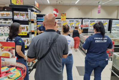 Procon-RJ e Decon descartam mais de 400 quilos de alimentos impróprios ao consumo