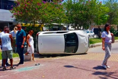 Colisão na área central: Veículo tomba após acidente na Avenida Papa João XXIII