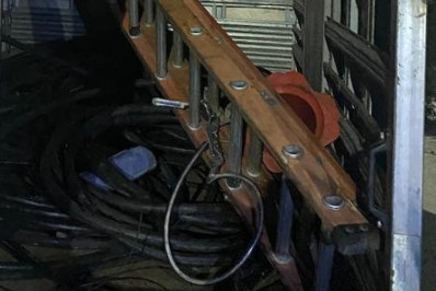 Homem é preso furtando fios de eletricidade com escada e caminhão na Zona Norte