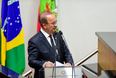 Governador de Santa Catarina exalta 'menor número de 'Bolsas Famílias' no Estado