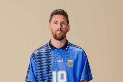 Messi posa para ensaio fotográfico com camisa retrô da Argentina; veja as imagens