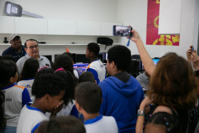 Prefeito de Caxias leva alunos para conhecer sede do governo municipal