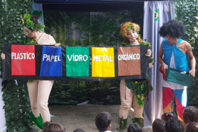 Alunos de escola municipal de Caxias assistem à peça teatral