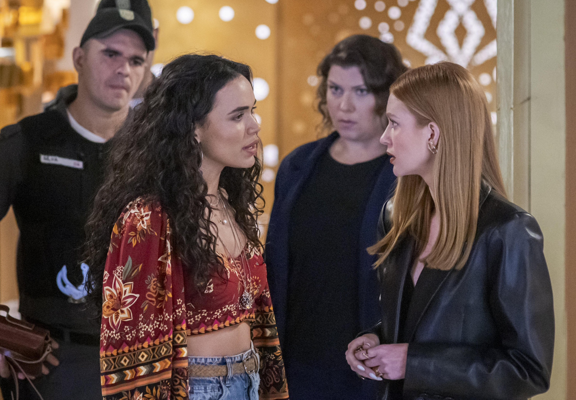 Luna (Giovana Cordeiro) diz a Preciosa (Marina Ruy Barbosa) que ela é sua irmã - Paulo Belote / TV Globo