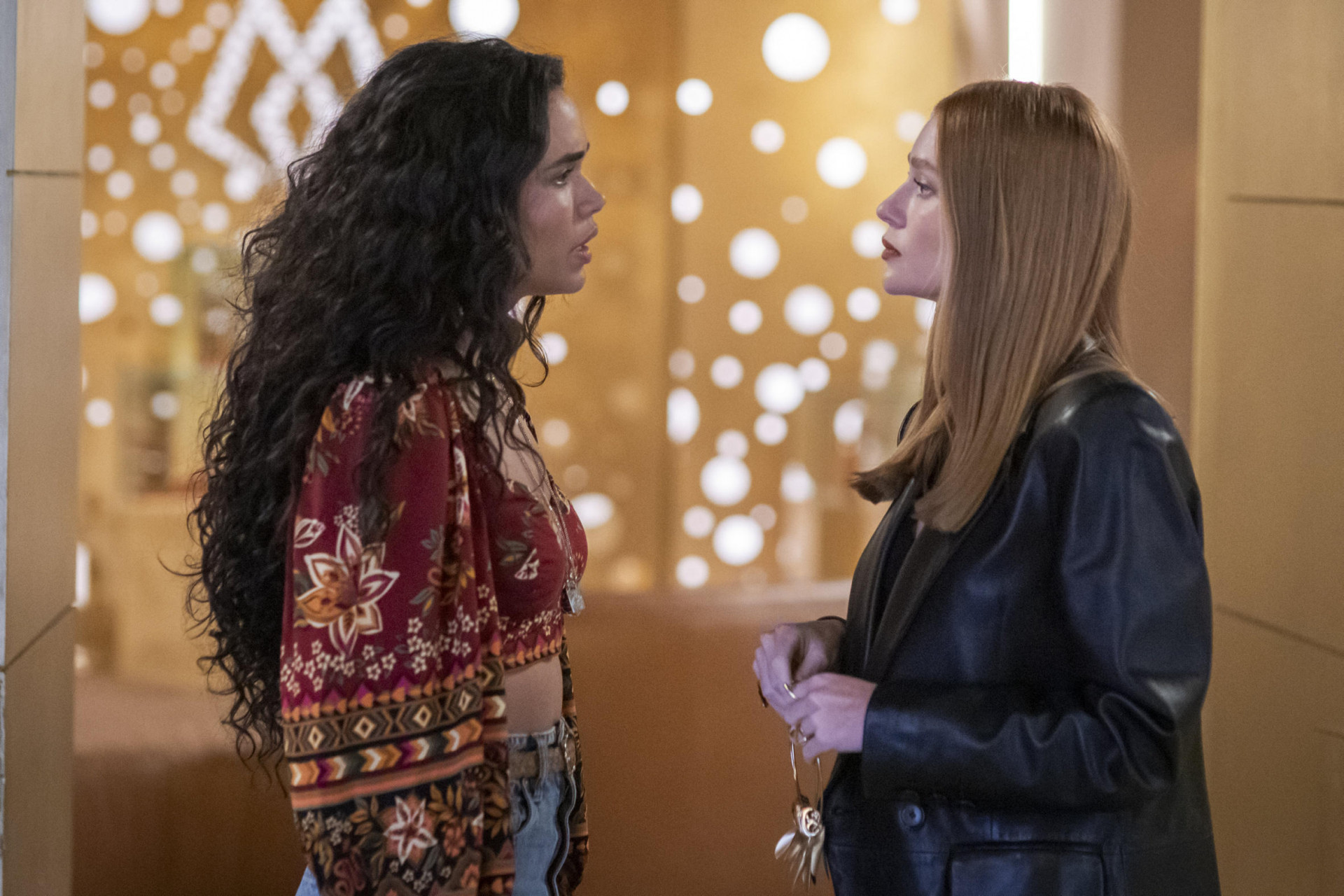 Luna (Giovana Cordeiro) diz a Preciosa (Marina Ruy Barbosa) que ela é sua irmã - Paulo Belote / TV Globo