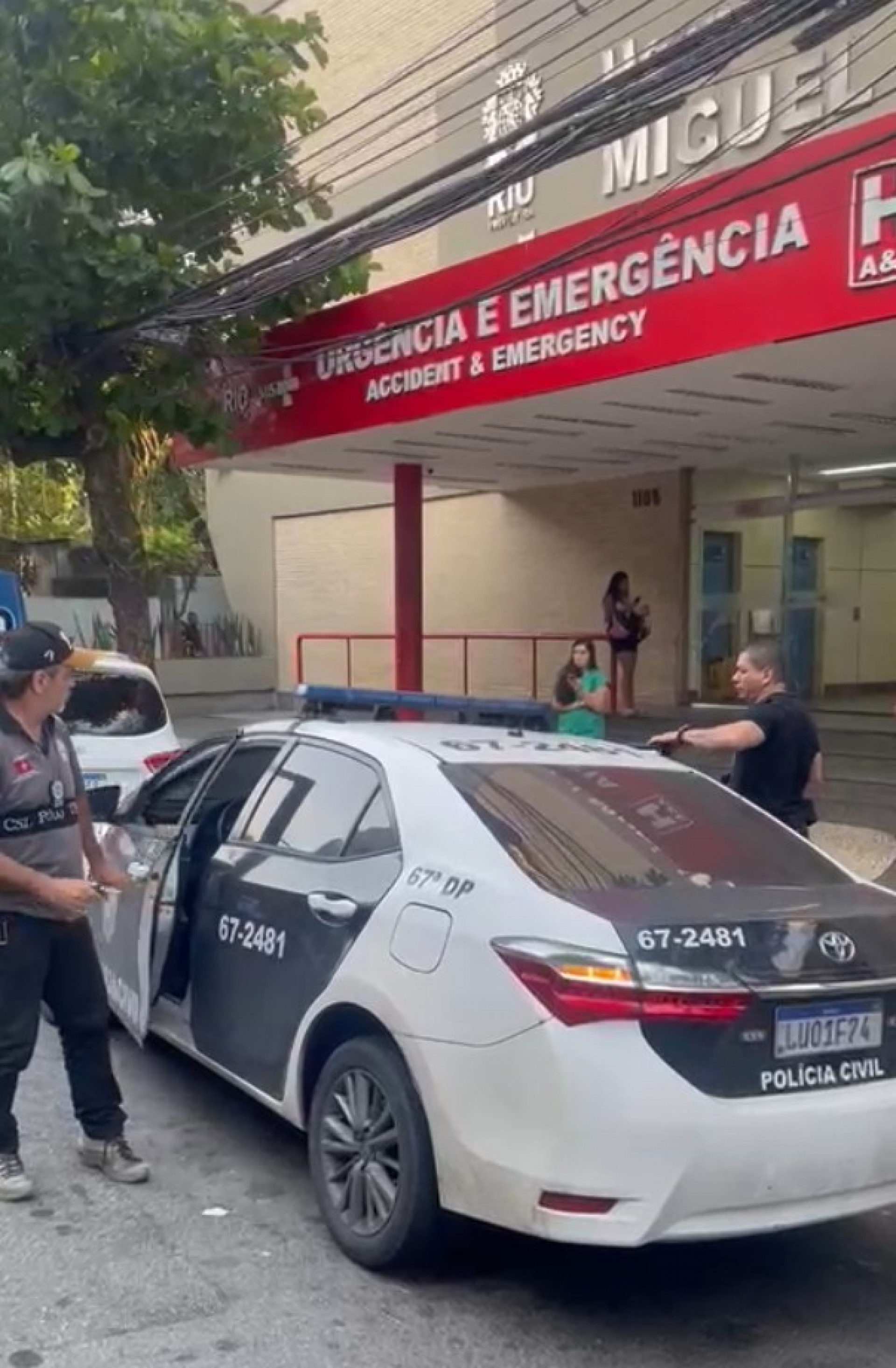 Policiais civis da 67ª DP chegam ao Hospital Miguel Couto para prender o criminoso