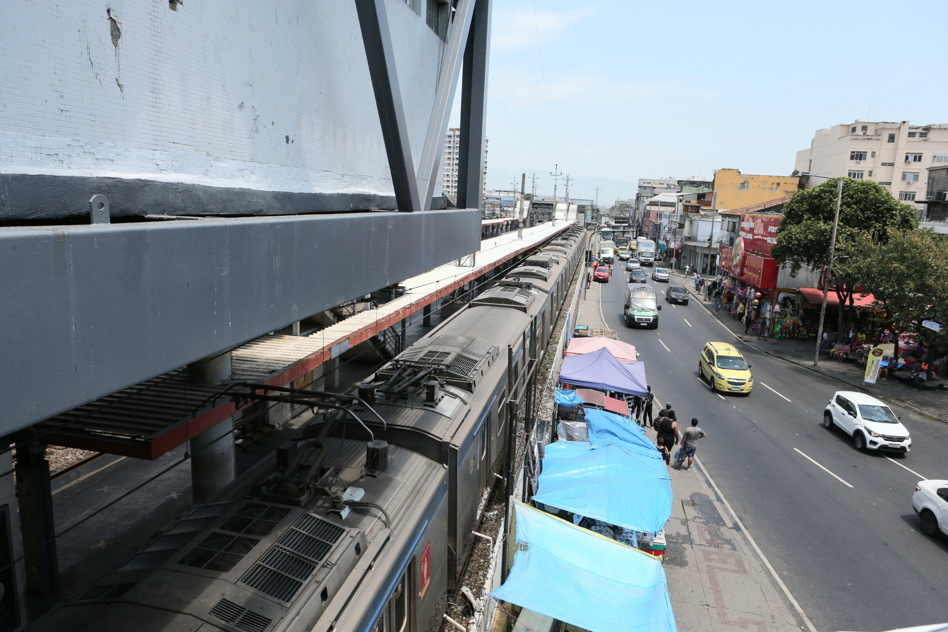 Composi&ccedil;&otilde;es de trem da SuperVia bateram em Madureira, na Zona Norte, e vag&atilde;o descarrilhou
 - Cl&eacute;ber Mendes/Ag&ecirc;ncia O Dia