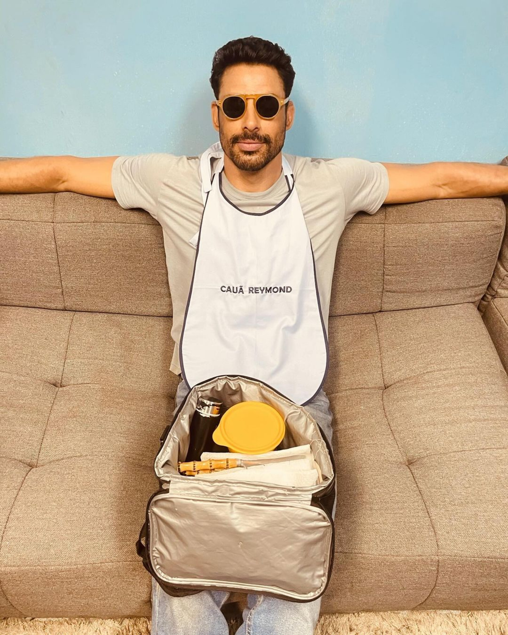 Cauã Reymond almoça com babador personalizado que ganhou da produção de 'Terra e Paixão' - Reprodução/Instagram