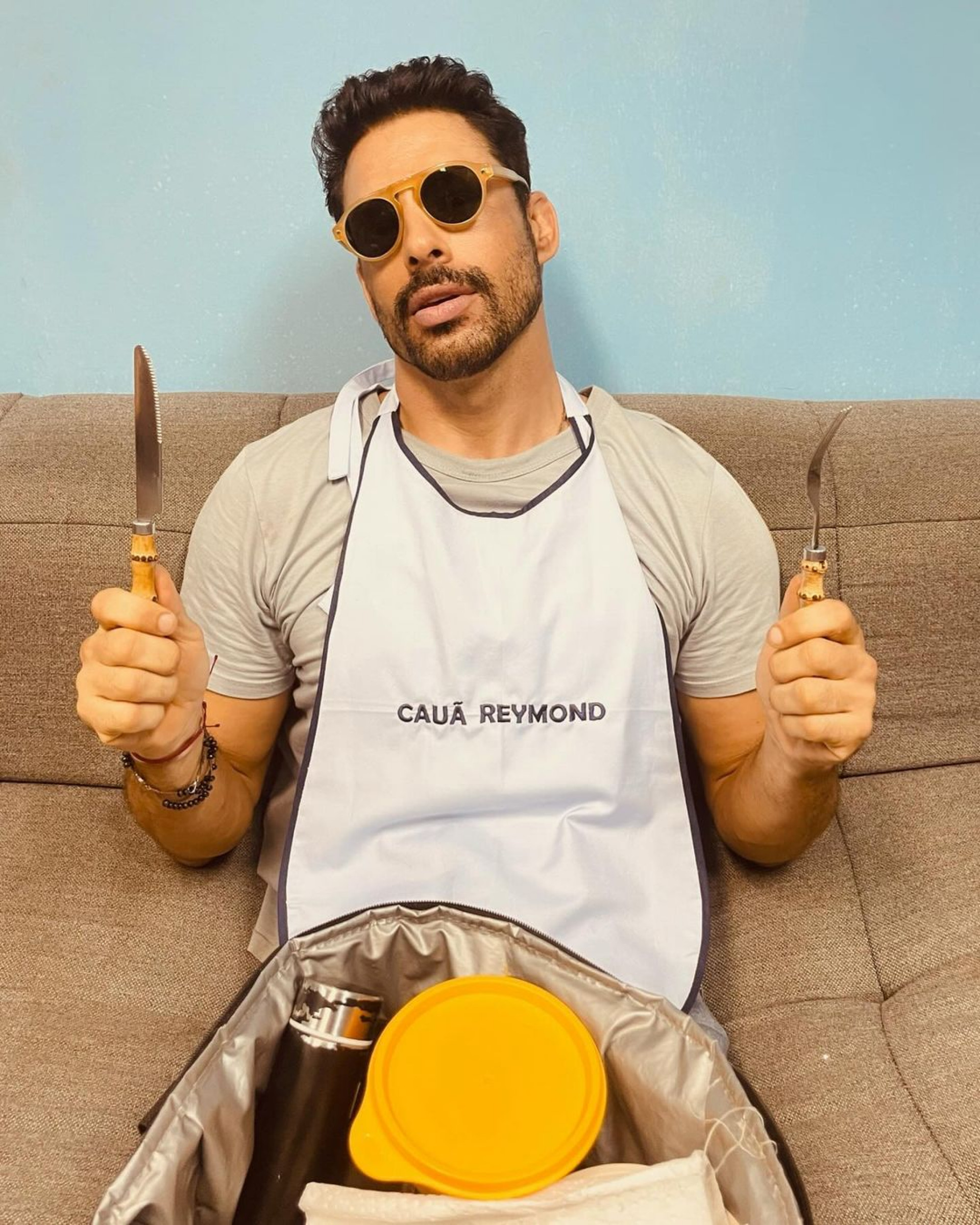 Cauã Reymond almoça com babador personalizado que ganhou da produção de 'Terra e Paixão' - Reprodução/Instagram