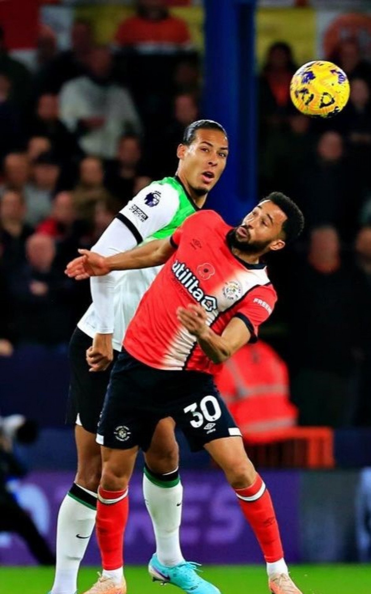 Andros Townsend assina pelo Luton Town por três meses