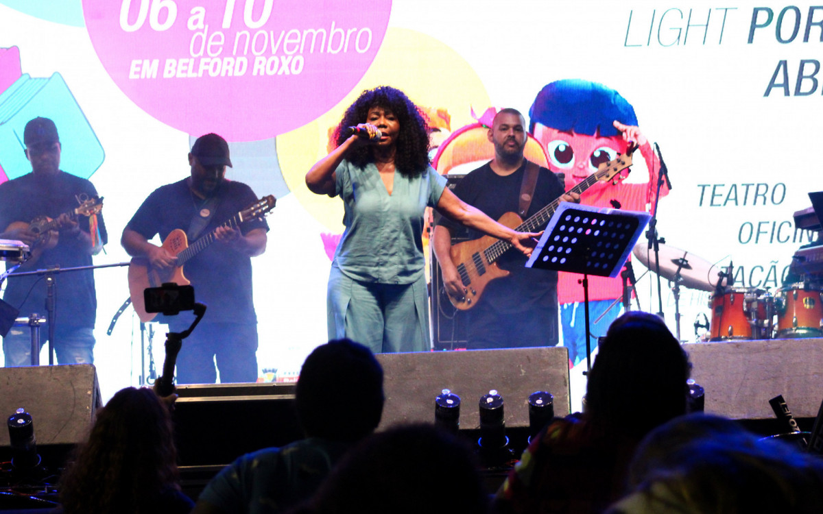 A cantora Jhussara abriu os shows e destacou de poder se apresentar e levar alegria