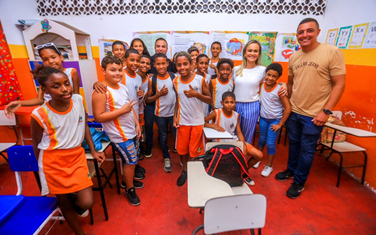 Secretário Matheus Carneiro (ao fundo, à esquerda) e deputada federal Daniela do Waguinho com alunos