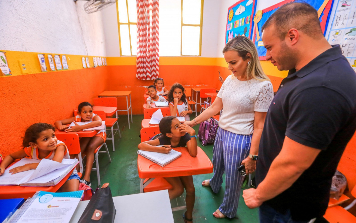 A deputada federal Daniela do Waguinho e secretário Matheus Carneiro conversam com alunos da Álvaro Lisboa Braga