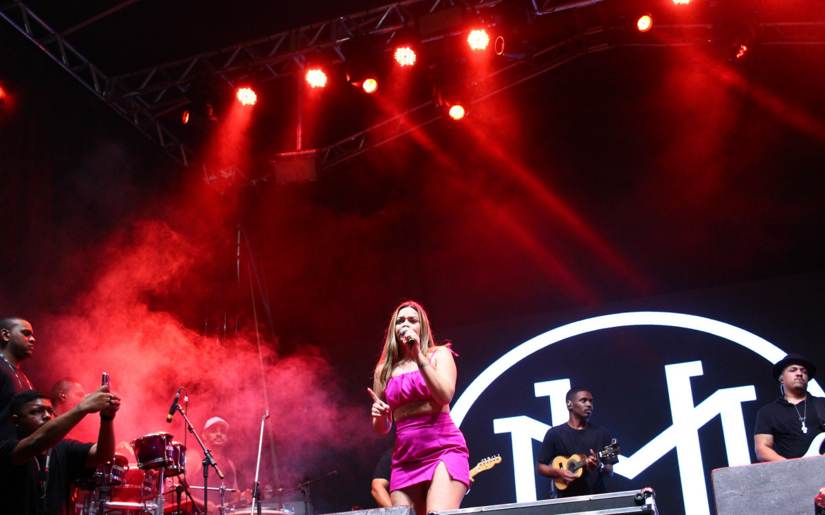 Mari Henrique cantou diversas músicas e se alegrou em ver famílias no show