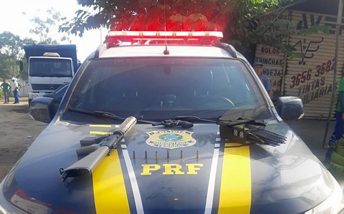 PRF apreendeu um revólver, um simulacro de fuzil e bloqueador de sinal  - Polícia Rodoviária Federal/Divulgação