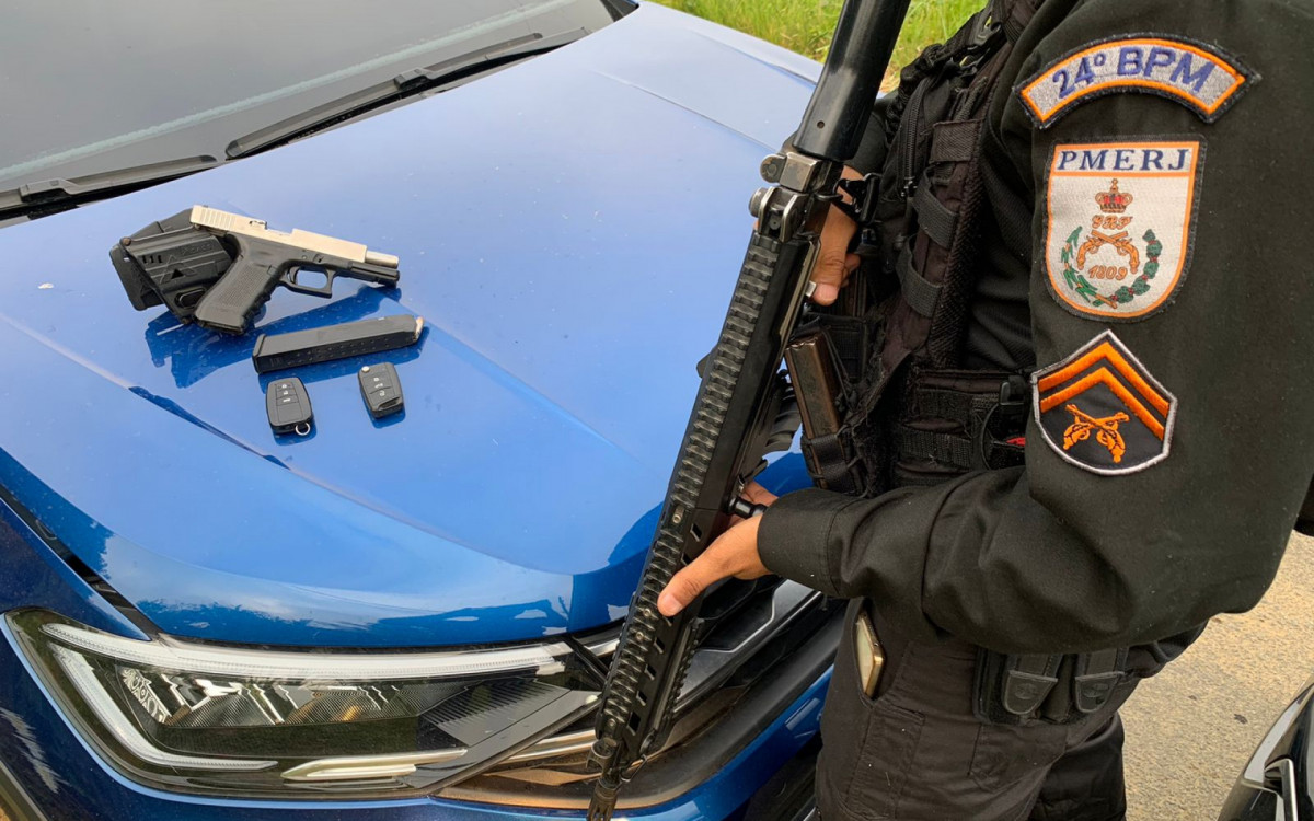 PMs apreenderam pistola .40 com foragido preso no Morro do Carvão, em Itaguaí