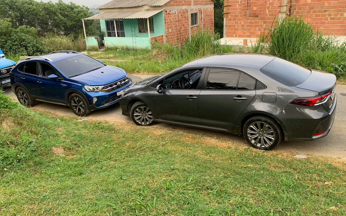 PMs recuperaram dois carros roubados no Morro do Carvão, em Itaguaí